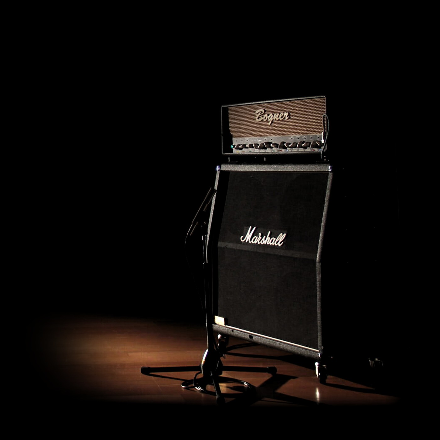 Cabezal Bogner y caja Marshall en la sala
